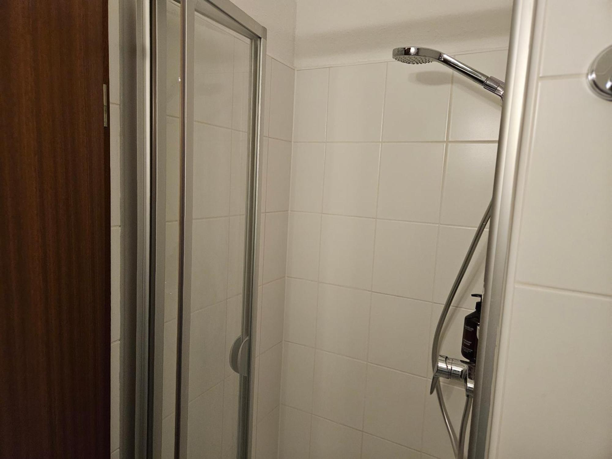 Neu Eingerichtetes 1zimmerapartment Mit Tg Stellplatz, Stufenloser Zugang *